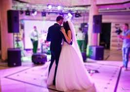 Votre bal de mariage est un moment unique, pour lequel votre valse a développé une offre dédiée. Cours De Danse Mariage Ouverture De Bal A Metz Thionville Luxembourg Et Alentours Danse Tous Styles