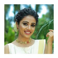 Gorgeous Erin Liz John, Miss Kerala 2020 looks stunning with our statement  piece exclusively crafted by Sangeetha Jewellery. @lizzy3003 Jewellery:  @sangeetha916gold MUA: @santhosh_make_up Photography: @manoj_surabhi . . .  . . . . . . . #