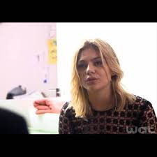 Louane préfère éviter que l'on évoque ses parents, tragiquement disparus alors qu'elle était adolescente. Louane Le Deces De Ses Parents J Y Pense Tous Les Jours Mais Je Vis Avec Louane Deces Chanteurs Francais