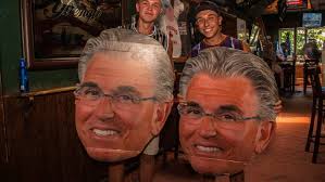 Mike Francesa at Bar A finds a few fans who don't hate his new app