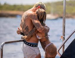 28 837 tykkäystä · 703 puhuu tästä. Milan Star Theo Hernandez And His Model Lover Lip On Lip Pose Noxwin News