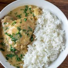 Cuisses De Poulet A La Sauce Cremeuse Plat De Diner Recette Cuisses De Poulet Recettes De Cuisine Plat Sans Viande
