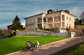 Die villa piemonte befindet sich in der nähe von alba & asti, in tigliole, im piemont. Villa Vitae Luxury Apartments In Langhe Castiglione Falletto Piedmont