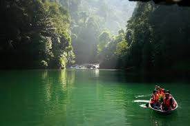 Tiba sahaja di pengkalan gawi, kami singgah bersarapan dahulu sebelum menaiki bot. Tasik Kenyir Blog Pakej My