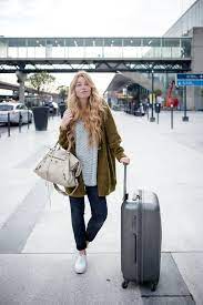 What To Wear On A Long Flight To Hawaii 21 Outfits Mco Flight Outfit Long Flight Outfit Airport Outfit Long Flight