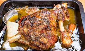 Carne de miel 2 kg eu am pus bucati de pulpa, costite — cu tot cu oase, ceapa alba 3 buc, usturoi 5 buc puneti usturoi verde — 5 fire, sau catei de usturoi simplu, foaie de dafin 3 buc recomand sa puneti si niste cuisoare, scot foarte bine mirosul specific de miel. Reteta Friptura De Miel La Cuptor Impanata Cu Usturoi Si Slanina Bucat Cooking Lamb Shoulder Slow Roasted Lamb Shoulder Lamb Recipes