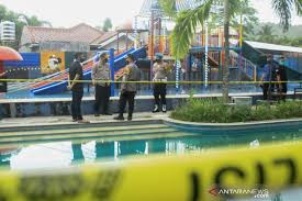 Jika anda menginginkan kolam yang lebih luas untuk berenang, maka tinggal melangkah saja ke kolam renang sharing yang terletak di bagian luar vila. Dua Bocah Tewas Tenggelam Di Wahana Pemandian Lombok Barat Antara News Mataram Berita Ntb Terkini