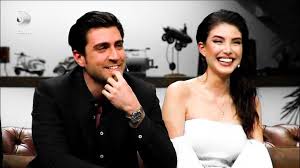 Çağlar ertuğrul ve deniz baysal çok komik. Caglar Ertugrul And Deniz Baysal During An Interview On The Beyaz Show April 2018 See Interview On Youtube Novelas Senor Hijos