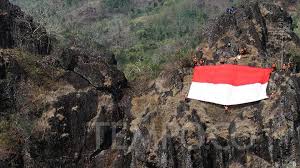 Melepaskan bendera sempena harmony walk pada hari malaysia pada 16.09.2020. Pengibaran Bendera Di Atas Gunung Jelang Hut Ri Ke 75 Foto Tempo Co