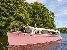 Aphrodite Italienische Eleganz Im Stil Der 50er Jahre Unser Charmanter Kleiner Rivabus In Altrosa Steuert Sie Wohin Sie Wollen Partyschiff Schiff Aphrodite