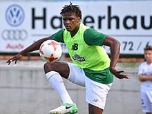 De beste verdediger in europa sloeg vrouwen en stakers kalveren voor glasgow celtic. Dedryck Boyata Wikipedia