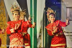 Tari melinting adalah salah satu tariantradisional yang berasal dari daerah lampung.tarian ini merupakan tarianklasik peninggalan kerajaan melintingyang ada di lampung timur.tarimelinting tergolong tarian tertua yang pernah ada di sana, karena diperkirakan tarianini sudah ada sejak masuknya agama islam di indonesia, khususnya di daerah lampungsendiri. Tarian Yang Berasal Dari Daerah Lampung Lampukita