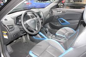 See the list of 2014 hyundai veloster interior features that comes standard for the available trims / styles. 2013 La Auto Show Live 2014 Hyundai Veloster Turbo R Spec