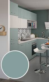Une Touche De Couleur Dans La Cuisine Grace A La Facade Vert Pastel Des Tons Clairs Une Couleur Douce La Bo Facade Cuisine Mobilier De Salon Facade Verte