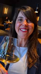 Krosse Haut, zarter Kern. Karamellisiertes Wagyu., Im PRISM wird der  Hauptgang zur Inszenierung., 🐟 Adlerfisch mit Soubise, Tomate & roter  Curry-Bisque