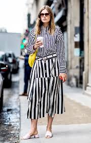 Black And White Vertical Striped Shirt Outfit Vertical Striped Dresses For An Elongated Look For More Style Inspiration Visit 40plusstyle Com Preto E Branco Listras Preto