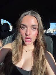 Paula Meeker's Instagram, Twitter & Facebook