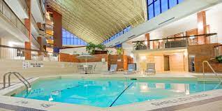 Located in oakville, holiday inn oakville centre, an ihg hotel is in the business district and near the boardwalk. Oakville Hotels Near Lake Ontario Holiday Inn Oakville Centre