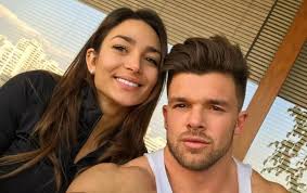 Kourtney kardashian reveals kim's baby bombshell to kris jenner. El Emotivo Mensaje De Cumpleanos De Lisandra Silva A Leandro Penna