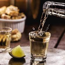 Idoso morre após ingerir cachaça contaminada com veneno em Minas Gerais; caso é investigado