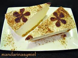Su abuela lo aprendió a hacer a principios del siglo pasado con haitianos que trabajaban su finca, situada en la parte ella creó su propia versión y la cocinaba en un horno de carbón a fuego lento y bien tapada. Tarta De Leche Merengada Mandarinas Y Miel