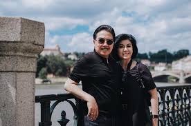 Bams ex samson & hotma sitompul vs priyanka chopra oplas. Anggun Dan Multitalenta 10 Potret Desiree Istri Hotma Sitompul