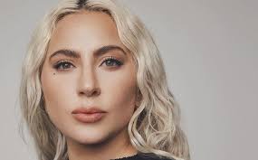 Lady Gaga está noiva? Anel misterioso sugere que sim! Veja foto