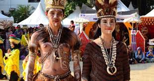 Tari tradisional, rumah adat, pakaian adat, senjata tradisional , alat musik tradisional, lagu daerah, makanan khas provinsi kalimantan, sulawesi, maluku, maluku utara, papua, papua barat ( bagian 2 ). Menawannya Pakaian Adat Si Mutiara Hitam Papua Barat Menggambar Pakaian Pakaian Tari Pakaian