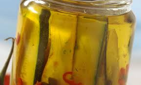 Sterilizzate 2 barattolini e sistemate le zucchine, aggiungete olio extravergine di oliva, aglio a pezzettini, pepe e menta. Zucchine Sott Olio La Ricetta Definitiva Facile E Veloce Leitv