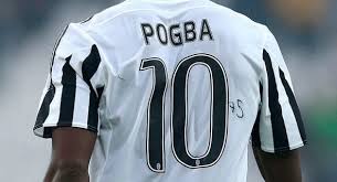 Das trikot findet großen anklang bei den fans, über die homepage kann man sich das edle stück stoff für 89 euro schon bestellen. Pogba Verwirrt Mit Kritzelei Auf Juve Trikot Sky Sport Austria