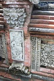 La svastika est un symbole très ancien, une rune datant d'au moins 5000 ans apparue en inde et diffusée dans de nombreuses cultures qui remontent jusqu'à 12000 ans en arrière. Svastika Croix Gammee A Bali Symbole De Bien Etre Et De Chance