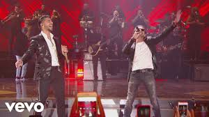 Maluma, baby apenas sale el sol y tú te vas corriendo sé que pensarás que esto me está do. Maluma Felices Los 4 Lyrics