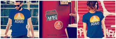 La atari 2600 es una videoconsola lanzada al mercado en 1977 bajo el nombre de atari vcs (video computer system), convirtiéndose en el primer sistema de videojuegos en tener gran éxito, e hizo popular los cartuchos intercambiables. Amazon Com Atari Video Game Logo Retro Camisa De Consola De Juegos Y Pegatinas Clothing