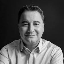 Danielle Araujo's Instagram, Twitter & Facebook