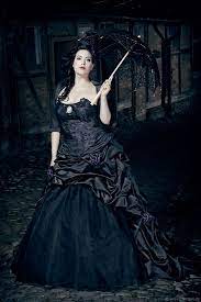 Auch bei den brautkleidern wird gerne auf den reifrock zurückgegriffen. Feist Curve Size Lucardis Feist Extravagante Brautmode Hochzeitsanzuge Und Ausgefallene Gehrocke Gothic Bride Black Wedding Dresses Gothic Fashion