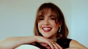 Elin Bell's Instagram, Twitter & Facebook