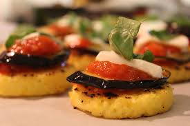In una casseruola, scaldare un goccio d'olio ed aromatizzare con uno spicchio di preparare il supporto per realizzare il rotolo di polenta. 3 Ricette Con Avanzi Di Polenta Da Provare