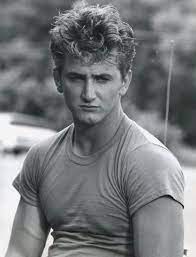 The daughter of robin wright and sean penn stars alongside her dad and brother in flag day, in a role her dad's been wanting for her since she was 15. Blanco Y Negro Young Sean Penn Facebook