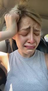 Chica llorando falsa en el coche con filtro