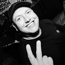 Lisa Mix's Instagram, Twitter & Facebook