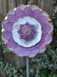 22 Ideas Yard Art Crafts Awesome For 2019 Glass Garden Art Garden Art Crafts Garden Art Diy