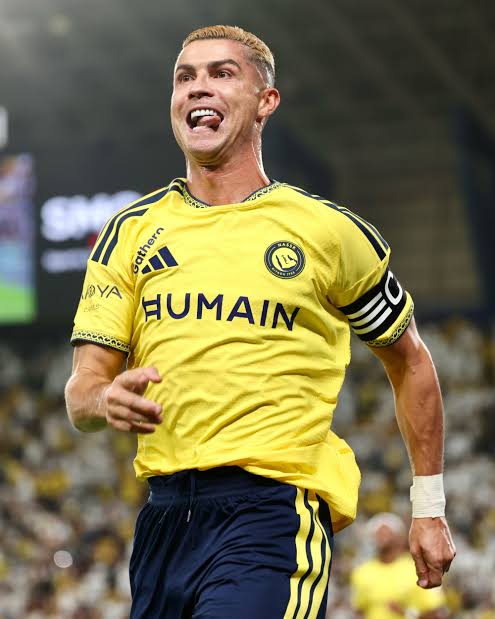 Ronaldo vẫn chưa dừng lại, toả sáng chạm cột mốc 979 bàn thắng