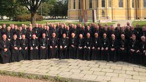 Konferencja episkopatu polski opublikowała komunikat, który jasno tłumaczy kwestia związane z przyjmowaniem komunii w dobie pandemii koronawirusa. Stu Biskupow Bez Maseczek Konferencja Episkopatu Polski Wyjasnia Polsat News