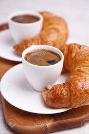Probabilmente i viennesi, secoli fa, non immaginavano neppure che l'unione tra caffè e cornetto avrebbe avuto un successo secolare e che. Immagini Stock Caffe E Cornetti Per Una Coppia Image 26050419