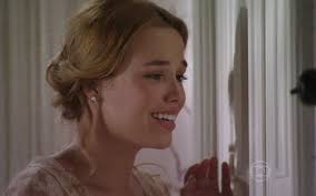 Laura acorda em um sanatório, ao lado de Constância