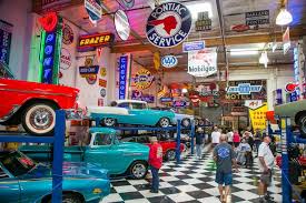 Now This Is What A Custom Car Sales Shop Should Look Like Traumgarage Autowerkstatt Garage