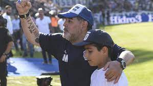 Enseguida se encendieron las alarmas en el entorno de benjamín agüero, el hijo del futbolista y gianinna maradona que por estos días se encuentra en inglaterra junto a su padre. Sergio Aguero Se Enojo Por El Regalo De Diego Maradona A Su Hijo 90min
