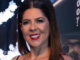 Há quem garanta que não demorará muito para dois políticos que são  parentes...Leia na coluna de hoje