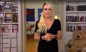 De cabelo azul, manu lança tênis e coturno a partir de r$ 200. Ana Maria Braga E Comparada A Katy Perry Ao Aparecer De Cabelo Azul No Mais Voce Mais Voce Gshow