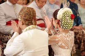 45 Tradisi Dan Adat Pernikahan Unik Dari Penjuru Indonesia Bridestory Blog